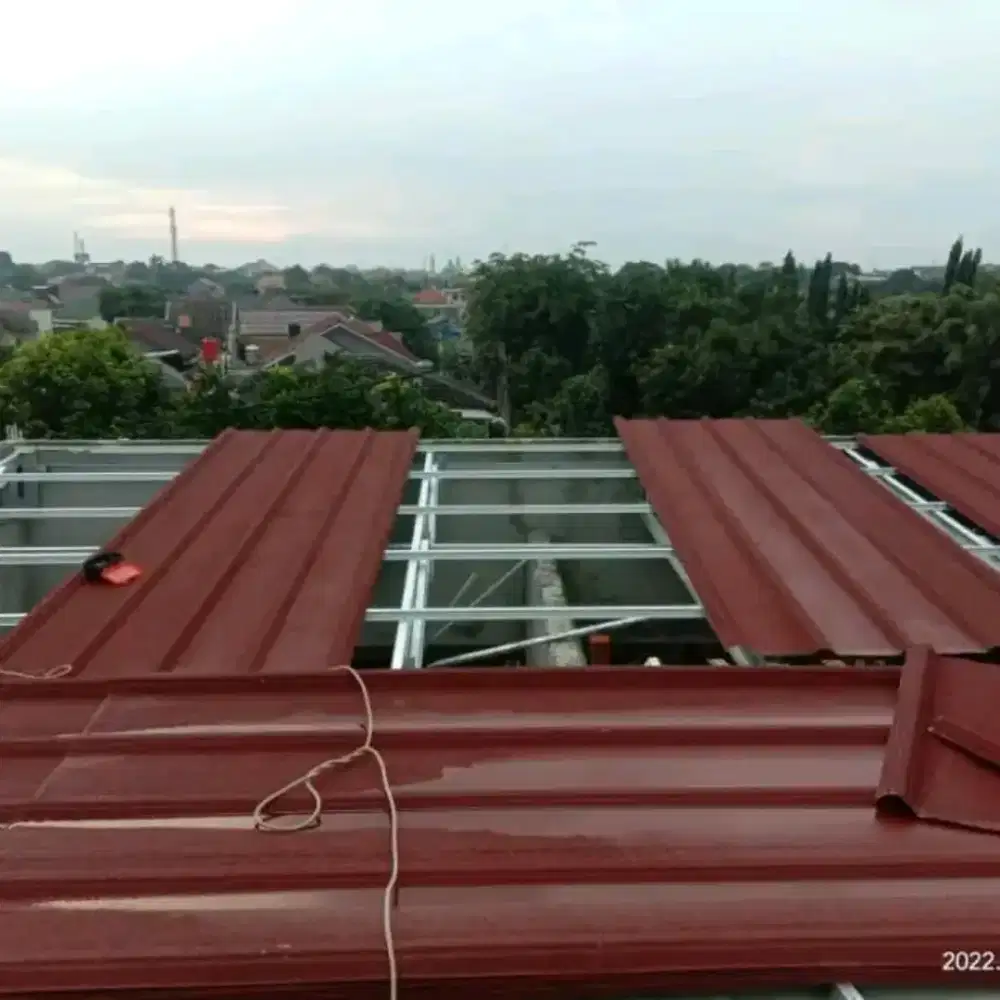Tukang renovasi dan atap