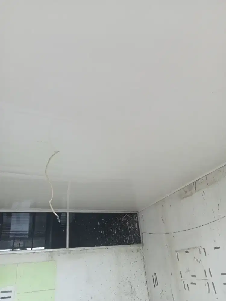 Tukang renovasi dan atap