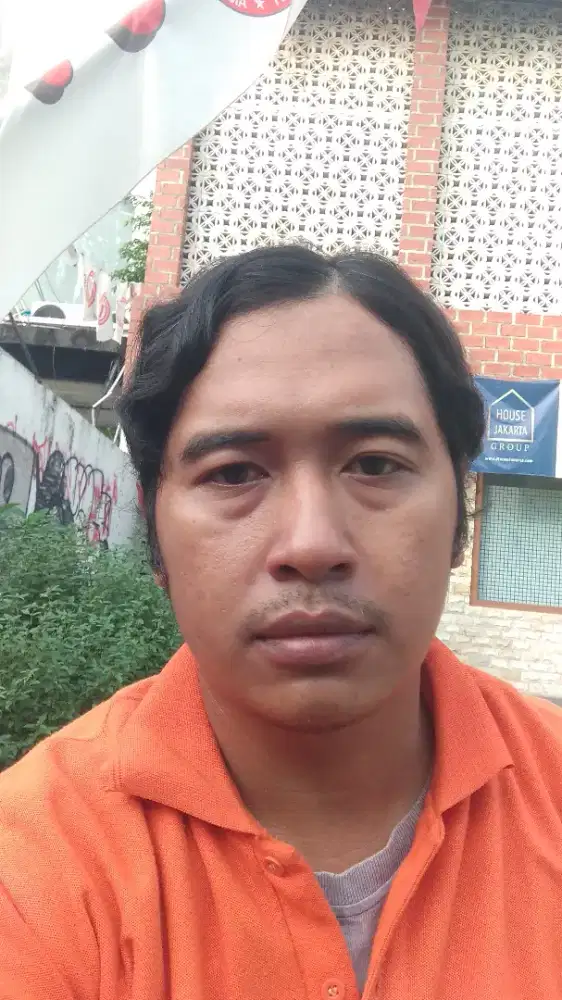 Cari kerja buat biaya anak sekolah. Dan juga kebutuhan lain nya