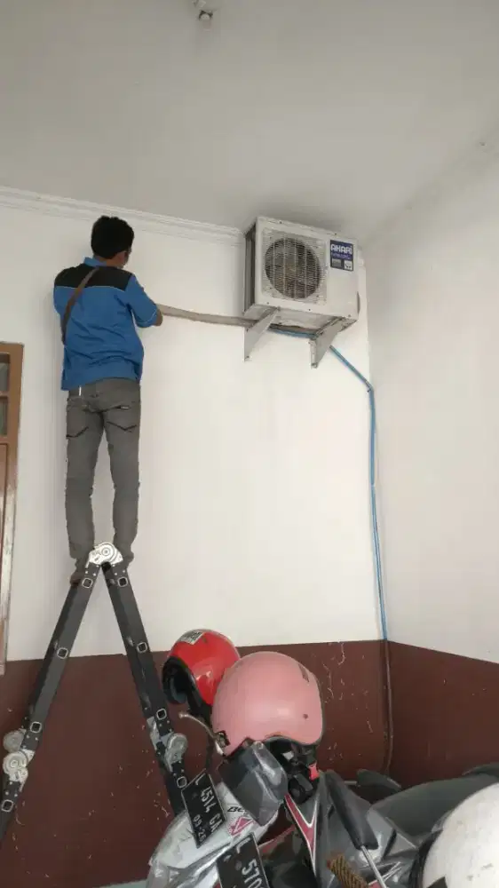 Panggilan jasa Cuci turun AC ke rumah