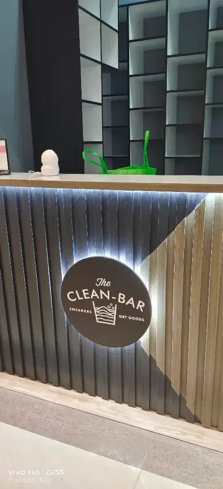 Shoes cleaning crew