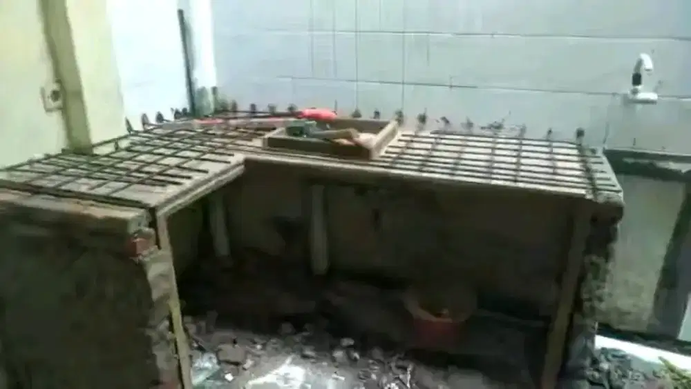 Tukang renovasi dan atap