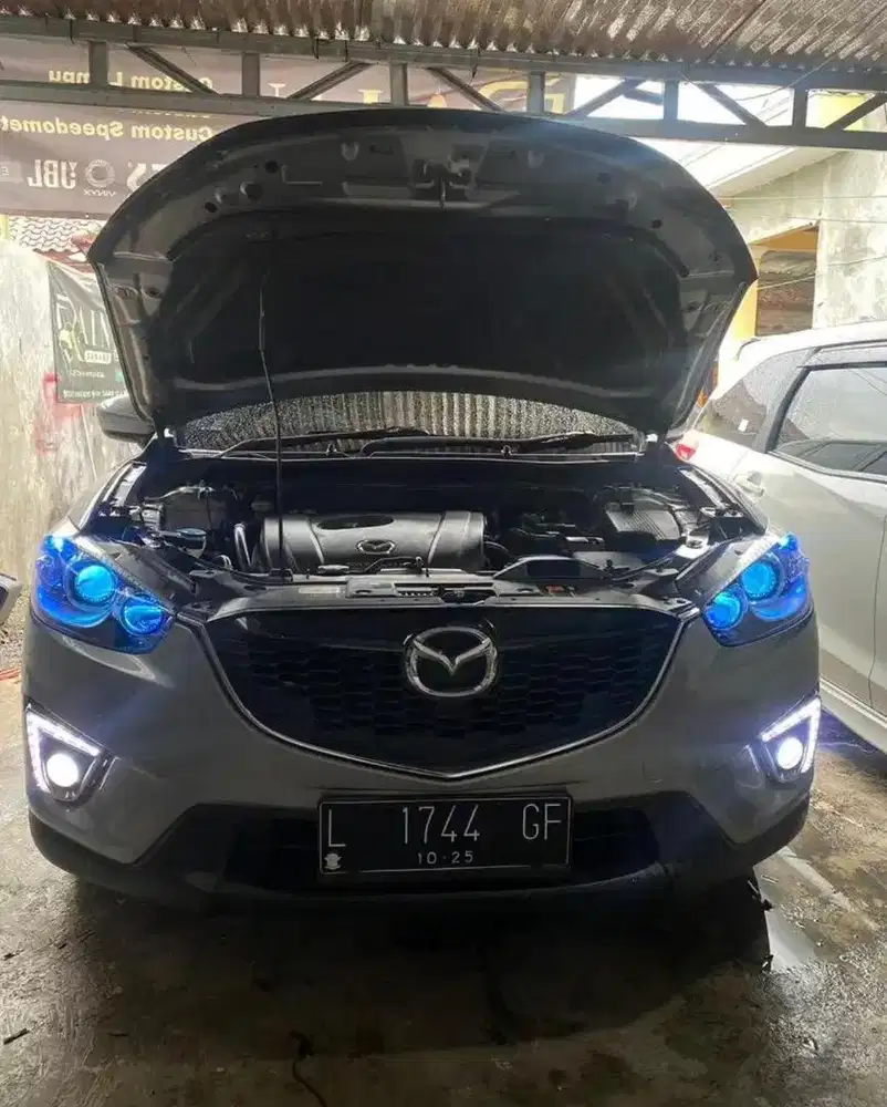 Karyawan bengkel variasi mobil
