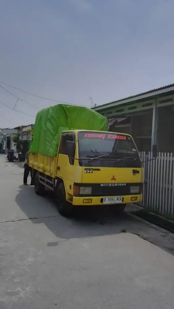 Truk engkel angkut barang
