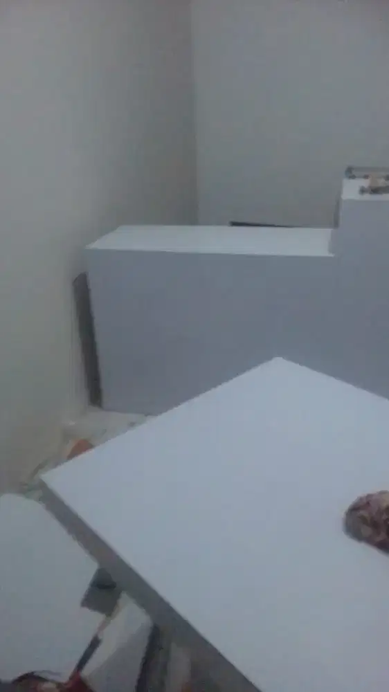 Tukang kayu batu dan cat